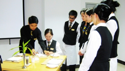 开拓创新勇攀新高峰，跨越发展再踏新征程——论现代酒店管理的创新与发展